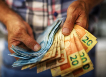Tarifaço de Flávio pode eliminar 2,2 milhões de vagas e R$ 68,7 bi dos trabalhadores