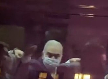 Ministro Queiroga aponta o dedo médio a manifestantes contrários a Bolsonaro