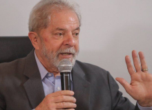 Lula sai da PF pela primeira vez desde prisão política para prestar depoimento
