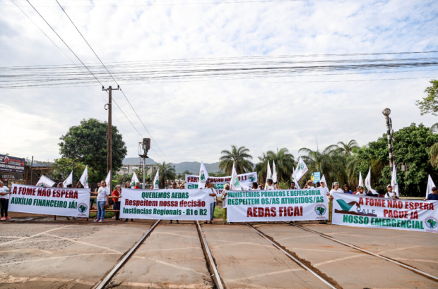 Atingidos pela Vale de Brumadinho ocupam linha férrea em Mário Campos (MG)