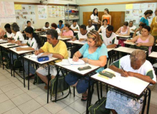 Para atender o mercado, ensino médio e EJA serão terceirizados no Brasil