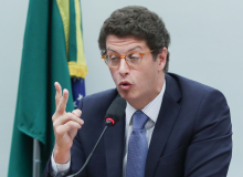 Salles acaba com proteção a reservas ambientais de manguezais e restingas
