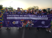 Milhares de mulheres fazem ato em Brasília por direitos e democracia