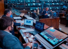 Deputados aliados do governo Leite aprovam projeto de submissão do RS à União