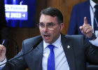 Flávio diz apoiar fim da 6x1, mas promete rever lei se for eleito, aponta Folha