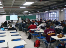 Faculdade alega menos alunos em sala, reduz salário de professora e é condenada