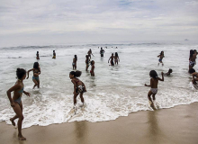 RJ: Sem-tetos tomam uma das praias mais elitizadas do país