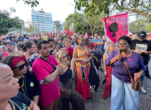 Multidão protesta em Porto Alegre contra o racismo e em apoio ao Seu Jorge