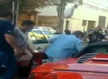 Carro esportivo de Roberto Carlos tem pane seca e para no meio da rua
