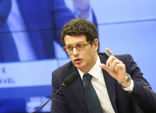 Salles precisa explicar à Justiça contrabando e R$ 14 milhões ‘suspeitos’ na conta