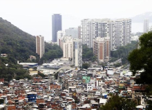 Enquanto a renda dos pobres caiu, a fortuna dos bilionários aumentou em 12%