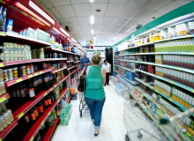 Alta de preços faz 7 a cada 10 brasileiros reduzirem compras de alimentos