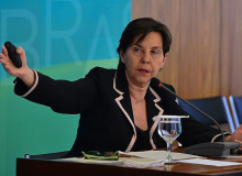 Excluir pessoas do Bolsa Família é decisão política de Bolsonaro, diz ex-ministra