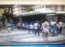 Contra demissões e dupla função, motoristas de ônibus ocupam ruas do Recife