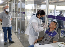 Mercedes testa 100% dos trabalhadores, após pressão do Sindicato dos Metalúrgicos