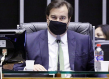 No último dia do mandato, Maia ameaça aceitar pedido de impeachment de Bolsonaro