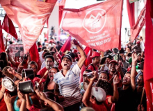 Militantes, simpatizantes e lideranças políticas e sociais levam apoio a Lula