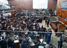 Deputados aliados de Eduardo Leite aprovam teto de gastos por dez anos no RS