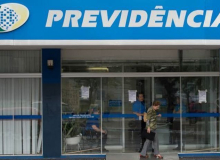Bolsonaro atrasa concessão de aposentadoria para pagar promessa de campanha