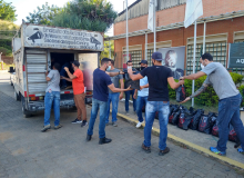 Para celebrar dia do trabalhador, metalúrgicos recebem kit churrasco de sindicato