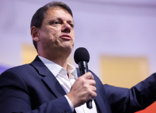 Ataque de Tarcísio ao ensino superior é projeto da direita para manter privilégios  