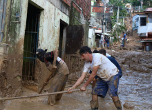 Centrais sindicais cobram programas habitacionais para quem vive em áreas de risco