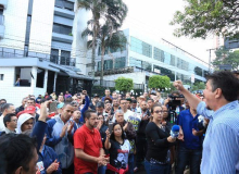 Grupo faz vigília na porta de Lula para defendê-lo