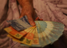 Segunda parcela do 13º deve ser paga até sexta. Veja o que fazer se não receber