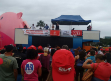 Sem salário, merendeiras continuam em greve