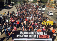 Em marcha, servidores de Curitiba cobram revogação de pacote