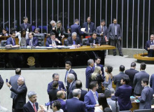 Câmara mostra que tem preço e mantém Temer na presidência