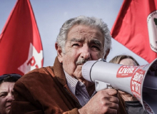 Mujica renuncia ao cargo de senador por motivos pessoais e cansaço