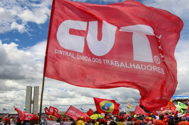 Fim da escala 6x1 será votado na CCJ nesta semana; saiba como pressionar senadores