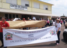 PR: Agricultores Familiares protestam contra crise do leite