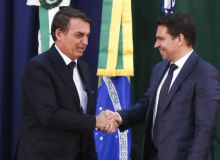 Bolsonaro recua e anula indicação de amigo da família para a direção da PF
