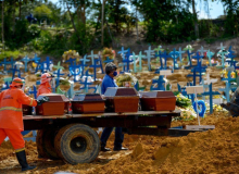Brasil se aproxima de 490 mil mortes por Covid e Copa América preocupa especialistas