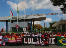 Petroleiros protestam contra a venda de refinarias da Petrobras em todo o Brasil