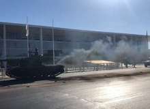 Esvaziado, com tanque soltando fumaça, desfile militar de Bolsonaro foi um fiasco