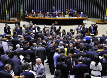 Câmara aprova mandato de 5 anos e mantém voto obrigatório