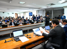 Senado começa a discutir reforma tributária