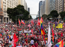 Manifestantes ocupam as ruas do centro do Rio pelo  #ForaBolsonaro