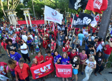 Ato em defesa da democracia reúne  milhares de pessoas no Centro do Recife