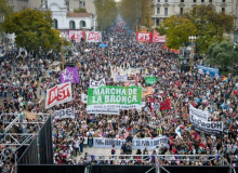 Milhares de argentinos vão às ruas contra o empobrecimento dos aposentados