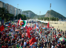 Manifestação contra o impeachment da presidenta Dilma Rousseff na Praia de Copacabana, no Rio de Janeiro
