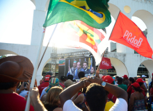 Manifestantes contra o impeachment se reúnem na Lapa, no Rio